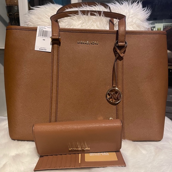 Michael Kors Saffiano Leather Handbag & wallet - Picture 8 of 10